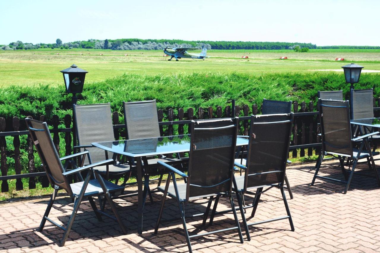 Matko Airport Es Elmenykoezpont住宿加早餐旅馆 外观 照片